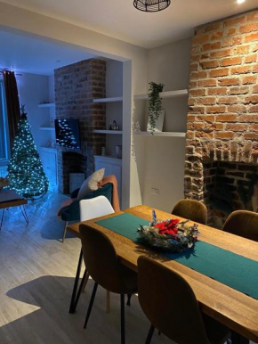 Christmasy home, Walking distance to Xmas markets with parking